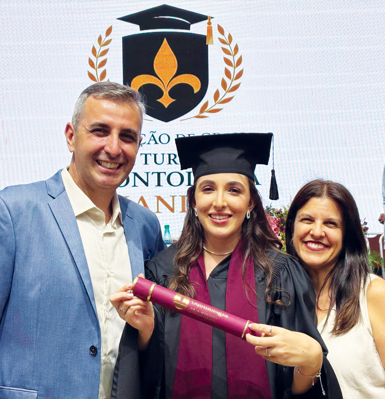 Isabela cola grau em odontologia