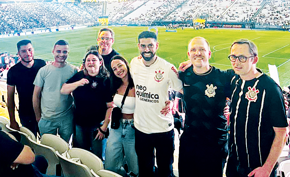 Belgas prestigiam o Leão na Neo Química